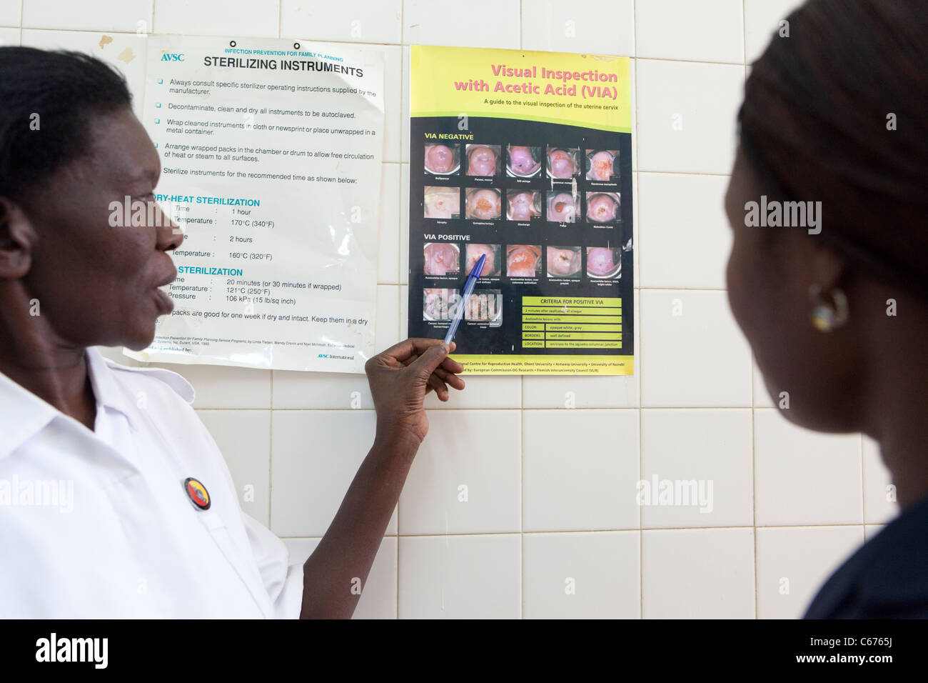 Une infirmière parle aux femmes au sujet de l'utérus et cancer de l'ovaire à l'Hôpital régional d'orientation de Mbale Mbale, dans l'Est de l'Ouganda. Banque D'Images