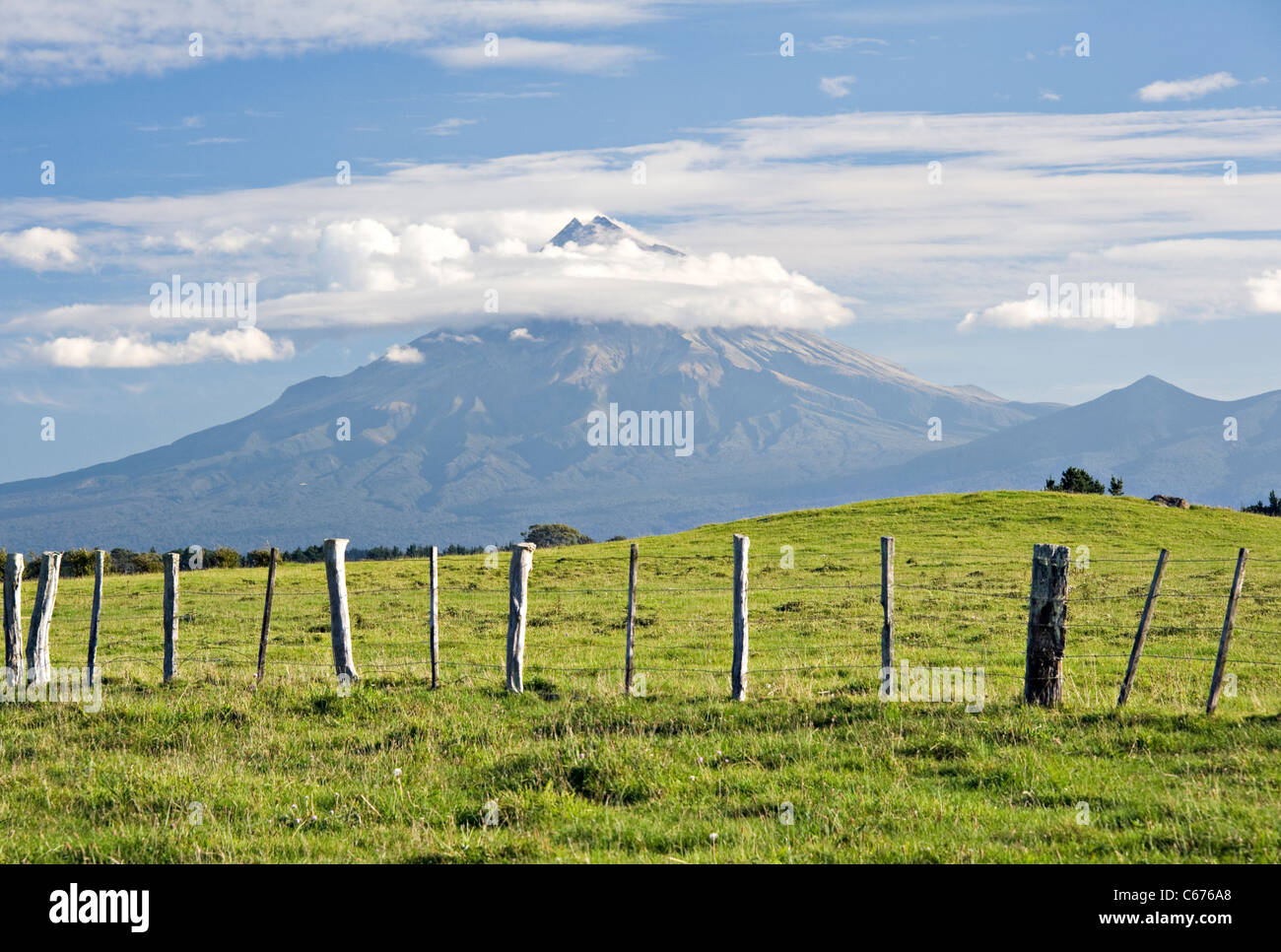 Le Mont Taranaki Egmont ou volcanique près de New Plymouth sur l'Île du Nord Nouvelle-Zélande NZ Banque D'Images