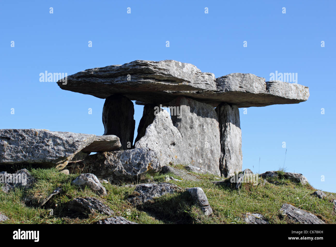 Dolmen de Poulnabrone, le Burren, comté de Clare, Irlande Banque D'Images