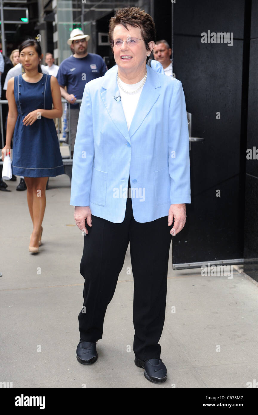 Billie Jean King, entre dans le 'Good Morning America' l'enregistrement à l'ABC Times Square Studios dehors et environ pour la célébrité CANDIDS - MON, , New York, NY 20 juin 2011. Photo par : Ray Tamarra/Everett Collection Banque D'Images