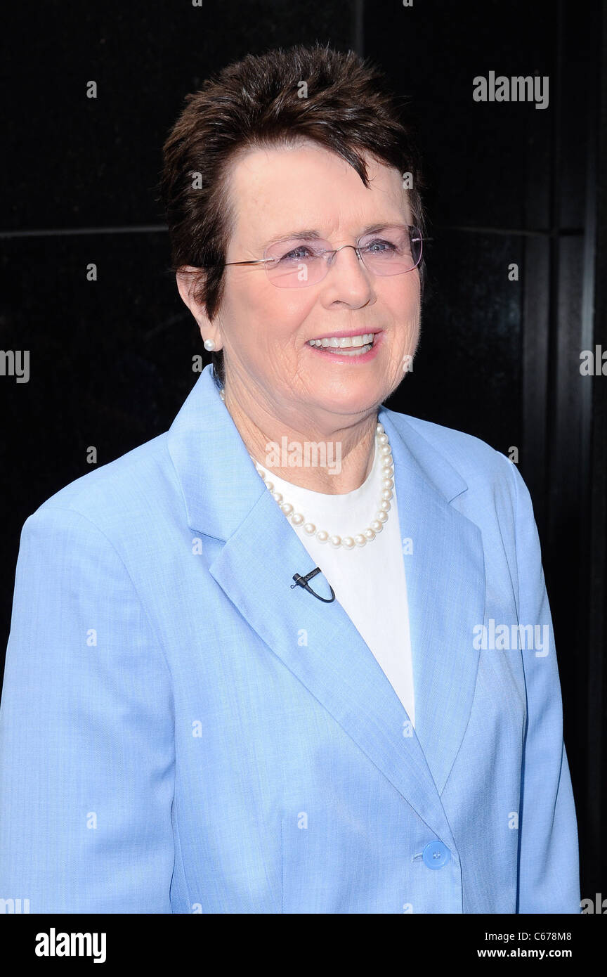 Billie Jean King, entre dans le 'Good Morning America' l'enregistrement à l'ABC Times Square Studios dehors et environ pour la célébrité CANDIDS - MON, , New York, NY 20 juin 2011. Photo par : Ray Tamarra/Everett Collection Banque D'Images