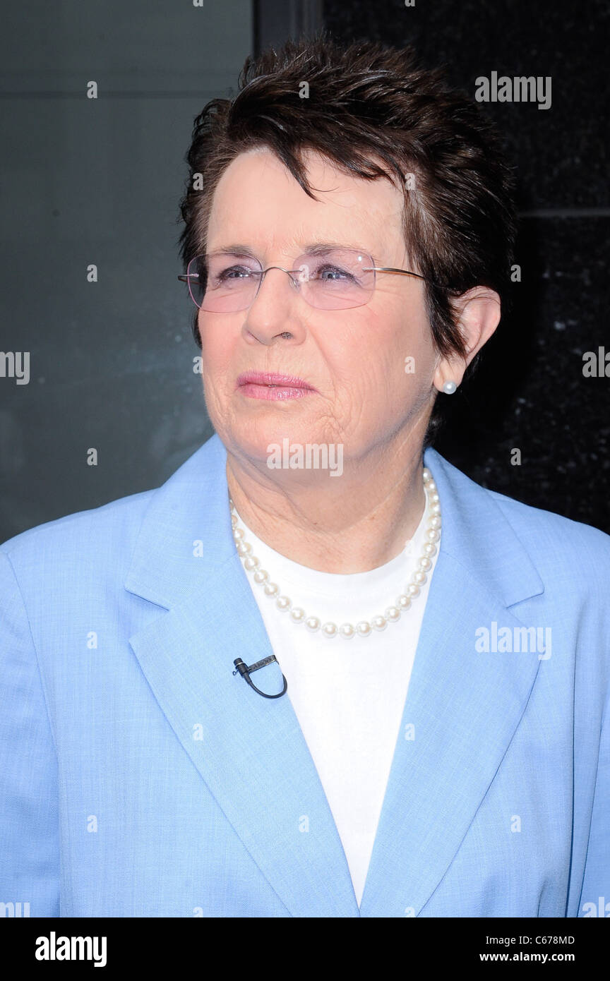 Billie Jean King, entre dans le 'Good Morning America' l'enregistrement à l'ABC Times Square Studios dehors et environ pour la célébrité CANDIDS - MON, , New York, NY 20 juin 2011. Photo par : Ray Tamarra/Everett Collection Banque D'Images