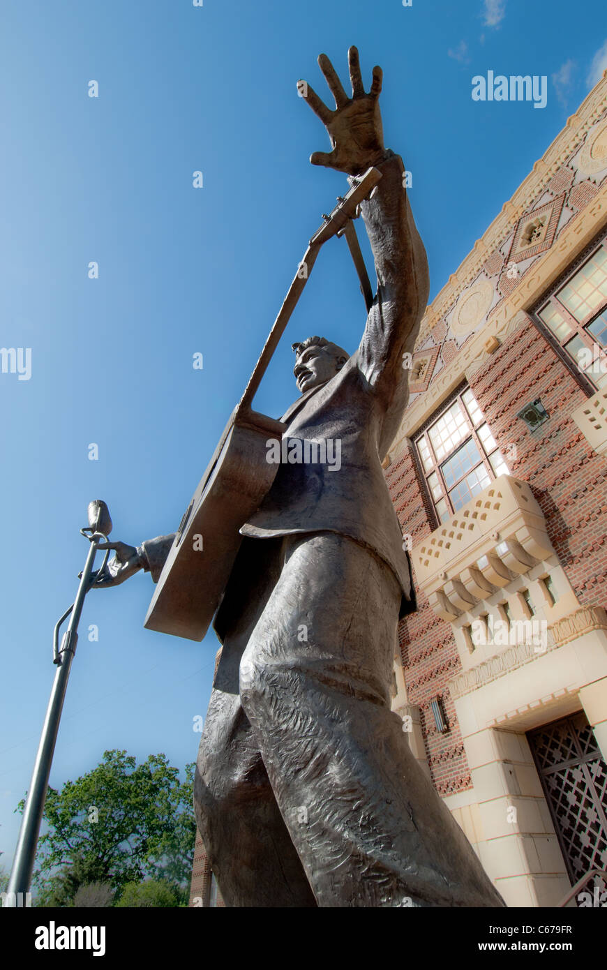 Statue d'Elvis Presley par Eric Kaposta, Municipal Memorial Auditorium et le stade d'Étoiles Museum, Shreveport, Louisiane, Etats-Unis Banque D'Images