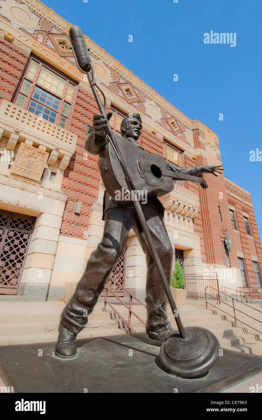 Statue d'Elvis Presley par Eric Kaposta, Municipal Memorial Auditorium et le stade d'Étoiles Museum, Shreveport, Louisiane, Etats-Unis Banque D'Images