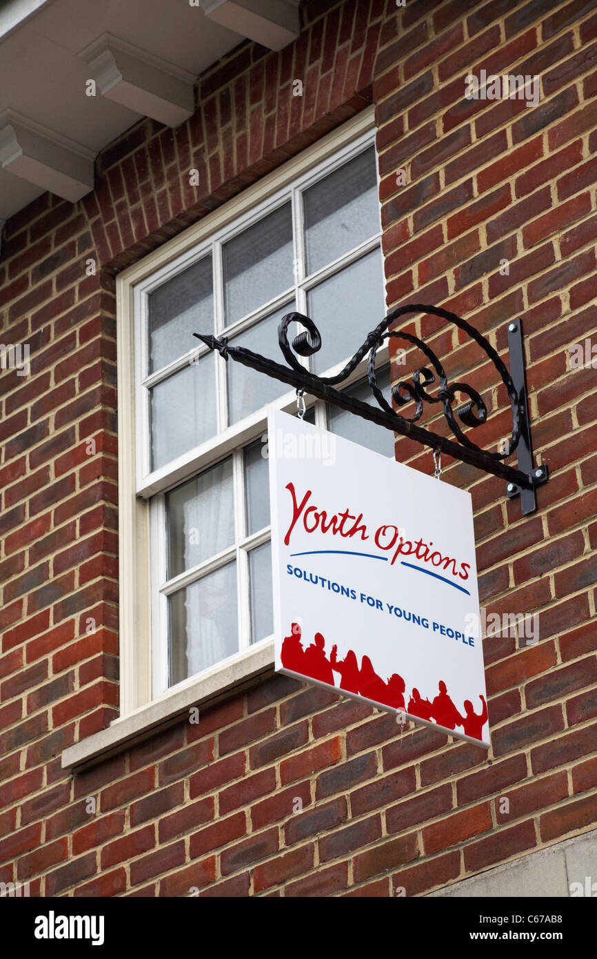 Options jeunesse des solutions pour les jeunes signent à Eastwood court, Broadwater Rd, Romsey, Hampshire, Royaume-Uni en août Banque D'Images