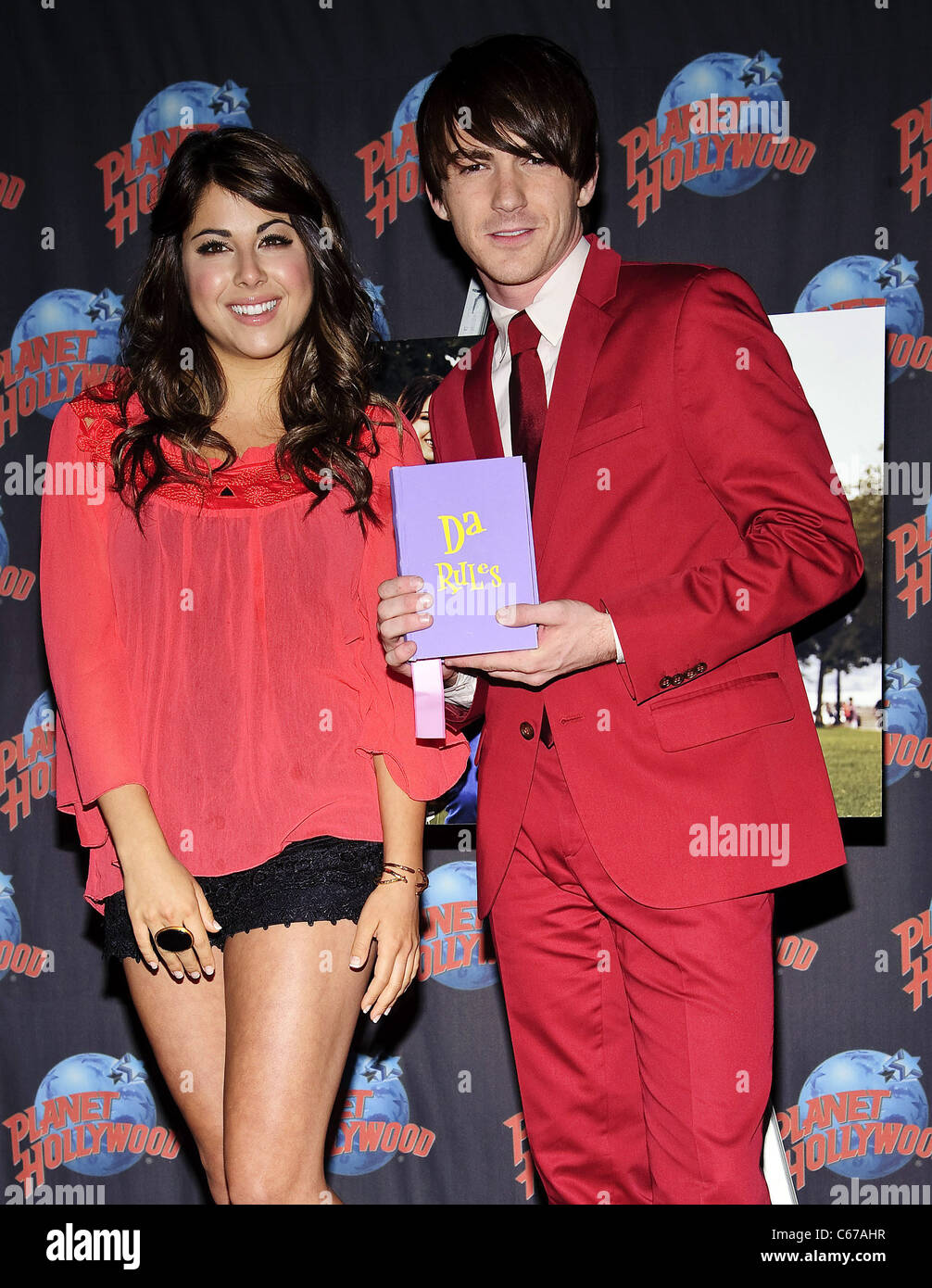 Drake Bell et Daniella Monet en apparence en magasin pour un film assez étrange : Grandir, Timmy Turner ! Cast Photo Op, Planet Hollywood Times Square, New York, NY, le 29 juin 2011. Photo par : Lee/Everett Collection Banque D'Images