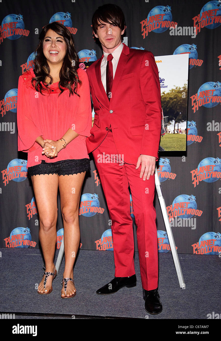 Drake Bell et Daniella Monet en apparence en magasin pour un film assez étrange : Grandir, Timmy Turner ! Cast Photo Op, Planet Hollywood Times Square, New York, NY, le 29 juin 2011. Photo par : Lee/Everett Collection Banque D'Images