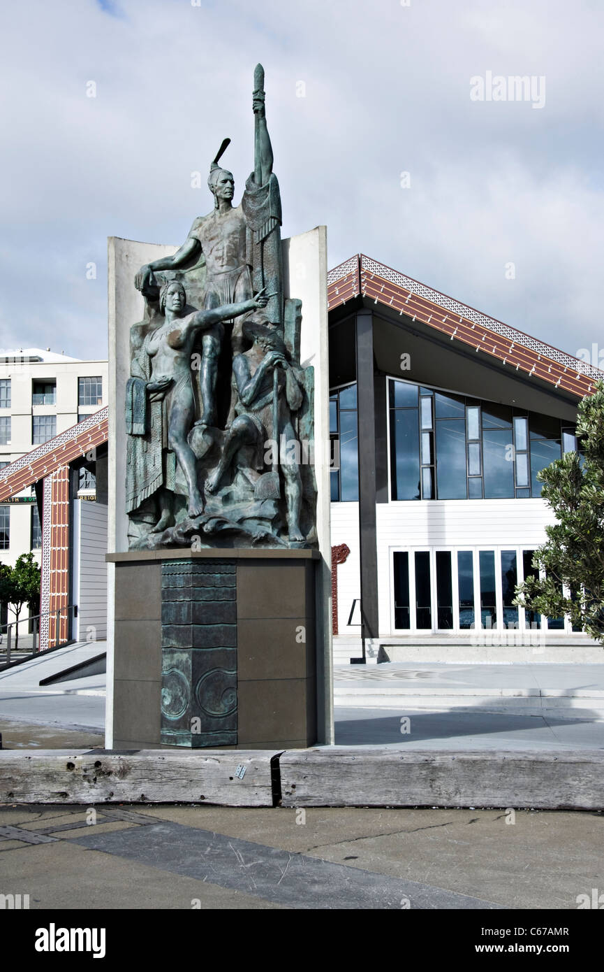 La Statue de Maori Te Raukura Koupé en dehors de la fonction Wharewaka Waterfront Centre Wellington, Île du Nord Nouvelle-Zélande NZ Banque D'Images