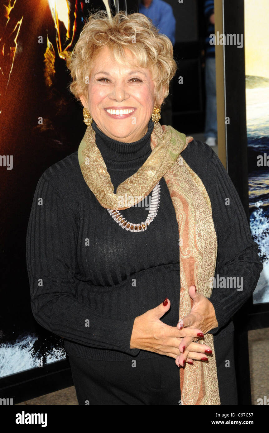Lupe Ontiveros aux arrivées pour les Goonies 25e anniversaire grande chasse aux trésors, Steven J. Ross Theatre sur Brume, Los Angeles, CA, 27 octobre 2010. Photo par : Dee Cercone/Everett Collection Banque D'Images