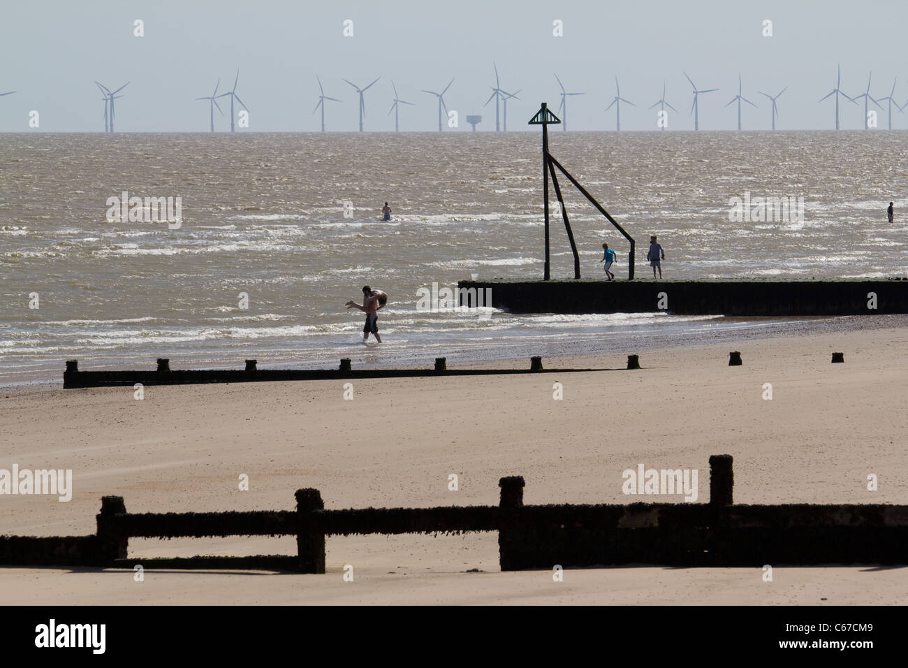 Frinton and essex beach avec l'aine et Gunfleet Sands national d'électricité des éoliennes en mer du Nord en arrière-plan Banque D'Images