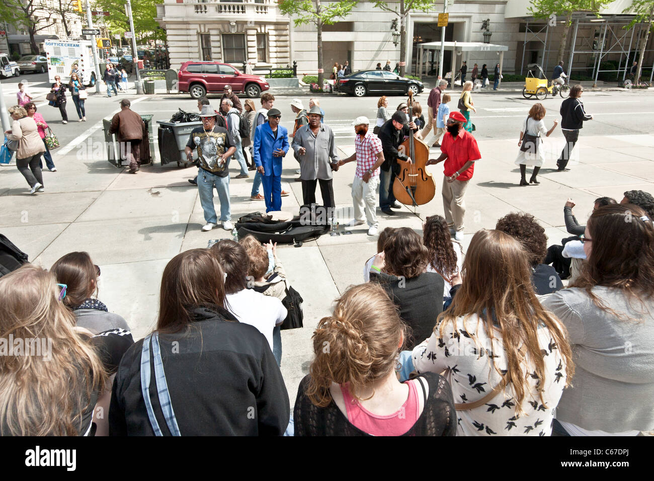 Street Band avec le contrebassiste blanc & noir 5 chanteurs effectue sur la Cinquième Avenue trottoir Metropolitan Museum NEW YORK Banque D'Images
