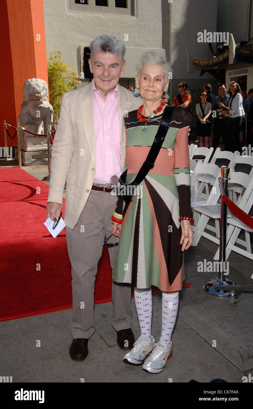 Richard Benjamin, Paula Prentiss en présence de Peter O'Toole consolide sa place parmi les images à 2011 Hollywood Film Festival classique de la MCT, le Grauman's Chinese Theatre, à Hollywood, CA le 30 avril 2011. Photo par : Michael Germana/Everett Collection Banque D'Images