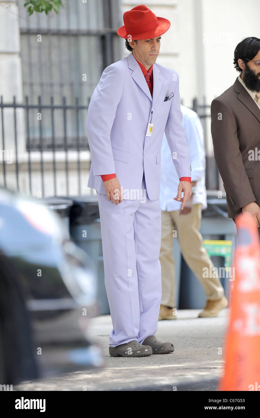 Sur l'emplacement de Sacha Baron Cohen pour le dictateur de tournage Tournage sur emplacement dans Manhattan, près de la Cinquième Avenue et 127th Street, New York, NY Le 30 juin 2011. Photo par : Kristin Callahan/Everett Collection Banque D'Images