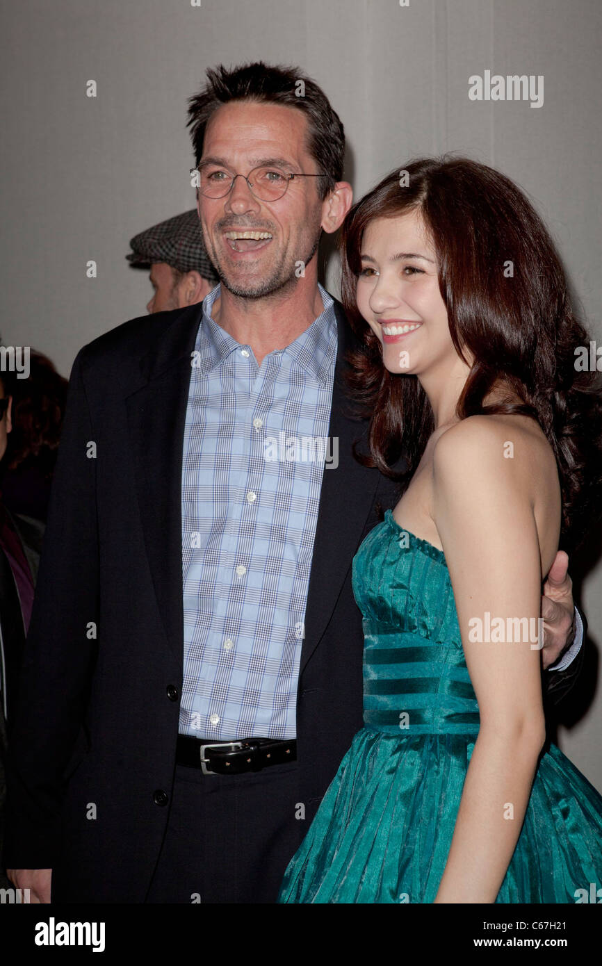 Billy Campbell, Katie Finlay aux arrivées pour l'assassinat de Premiere série sur AMC, Harmony Gold Theatre, Los Angeles, CA le 21 mars 2011. Photo par : Emiley Schweich/Everett Collection Banque D'Images