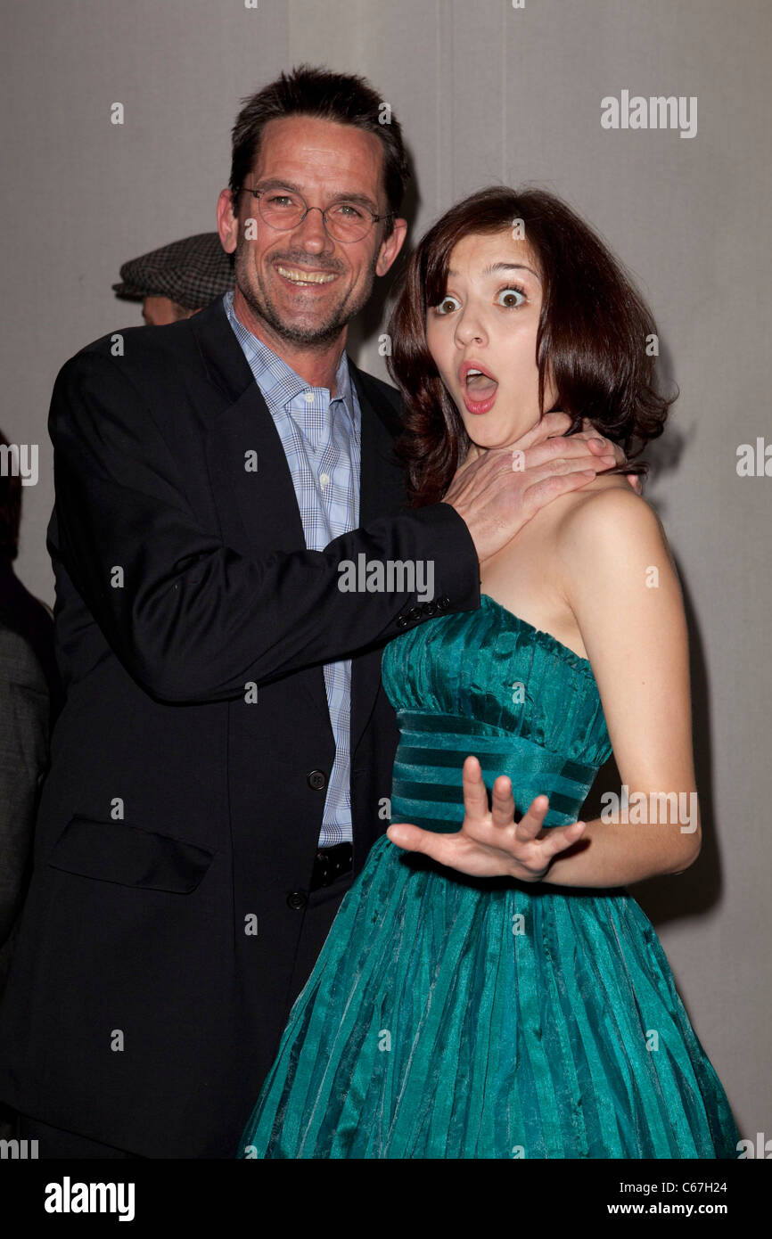 Billy Campbell, Katie Finlay aux arrivées pour l'assassinat de Premiere série sur AMC, Harmony Gold Theatre, Los Angeles, CA le 21 mars 2011. Photo par : Emiley Schweich/Everett Collection Banque D'Images