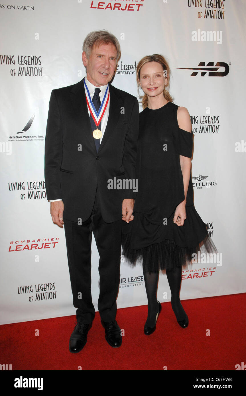 Harrison Ford, Calista Flockhart devant le hall des arrivées pour 8e Living Legends of Aviation Awards, Beverly Hilton Hotel, Los Angeles, CA, 21 janvier 2011. Photo par : Elizabeth Goodenough/Everett Collection Banque D'Images