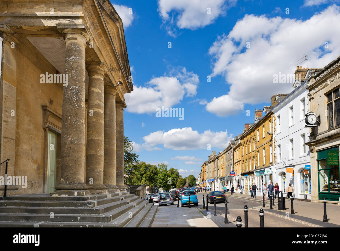 Centre de la ville de marché de Cotswolds Chipping Norton avec l'Hôtel de Ville à gauche, Oxfordshire, England, UK Banque D'Images