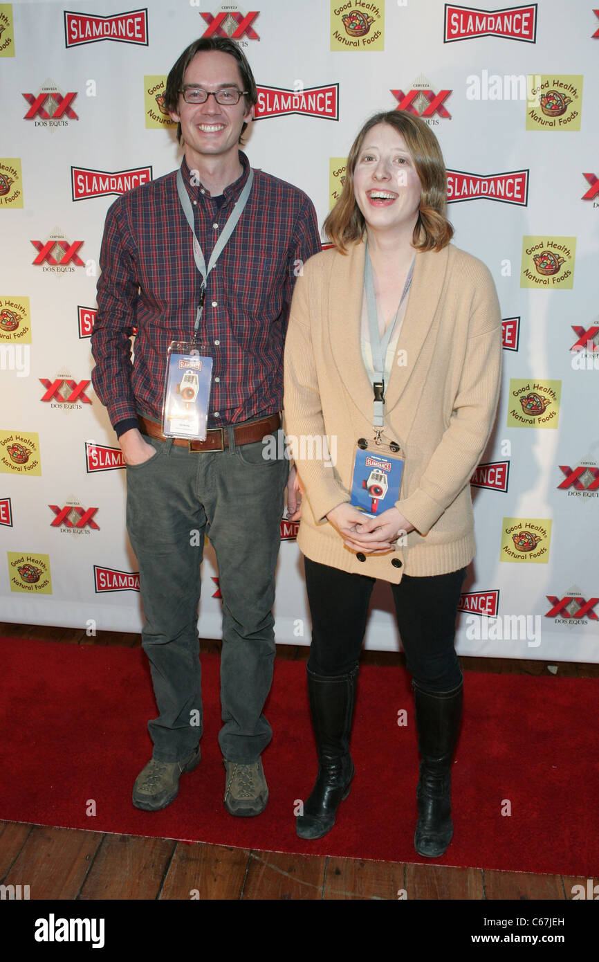 Ted Gesing, Mary Robertson, de correspondances manquées aux arrivées pour 2011 Slamdance Film Festival tapis rouge de la soirée d'ouverture, Treasure Mountain Inn, Park City, UT 21 janvier 2011. Photo par : James Atoa/Everett Collection Banque D'Images