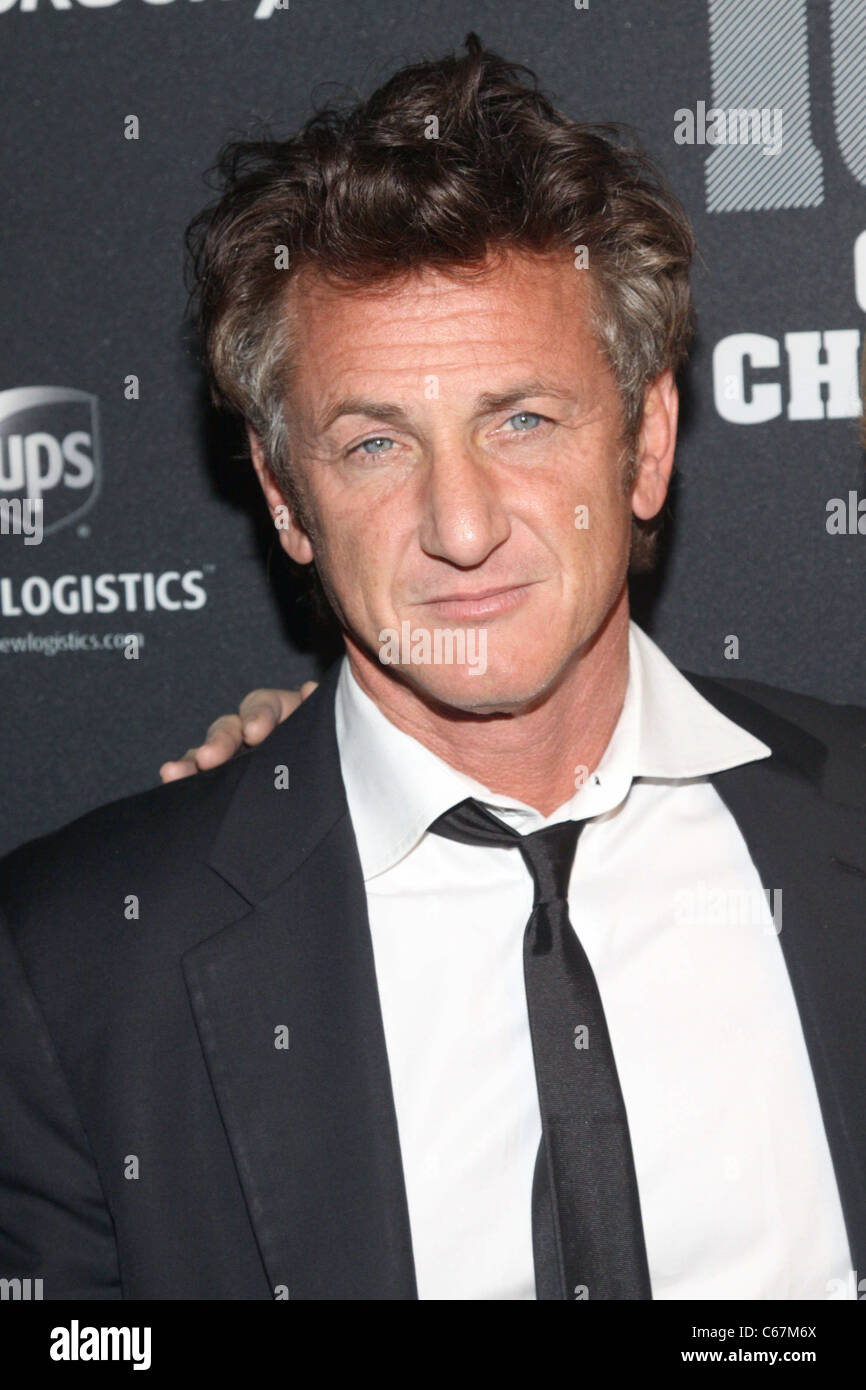 Arrivées à Sean Penn pour le Huffington Post 2010, l'Événement Game Changers Skylight Studios, New York, NY Le 28 octobre 2010. Photo par : Rob Kim/Everett Collection Banque D'Images
