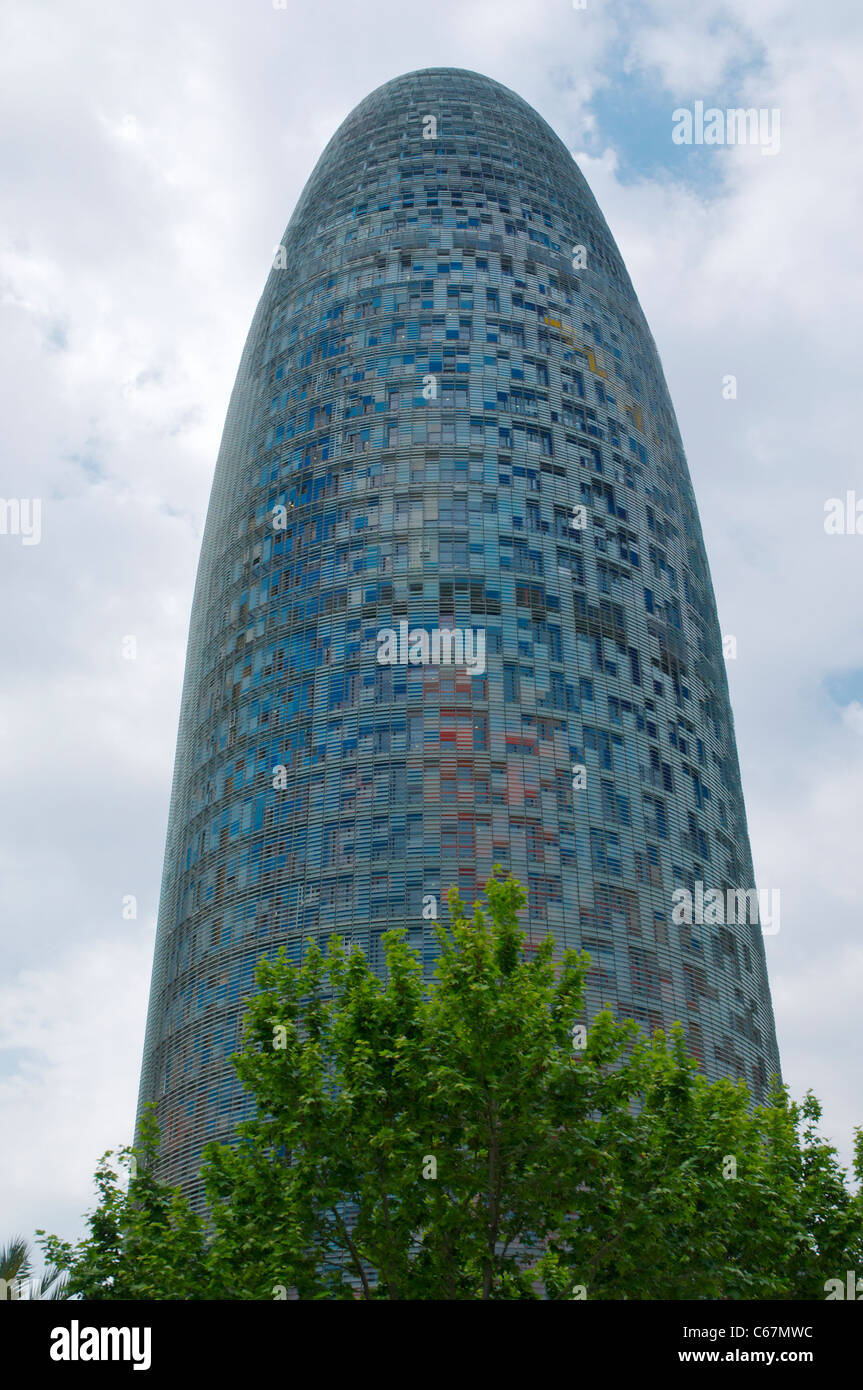 Torre Agbar au-dessus des arbres de l'Avinguda Diagonal Banque D'Images