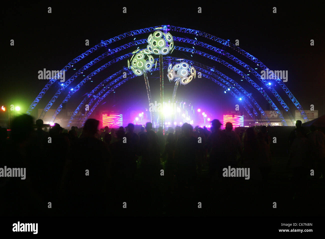 Motifs du circuit d'art, en présence d'affichage pour 15e édition de l'Electric Daisy Carnival - SUN, Las Vegas Motor Speedway, Las Vegas, NV le 26 juin 2011. Photo par : James Atoa/Everett Collection Banque D'Images