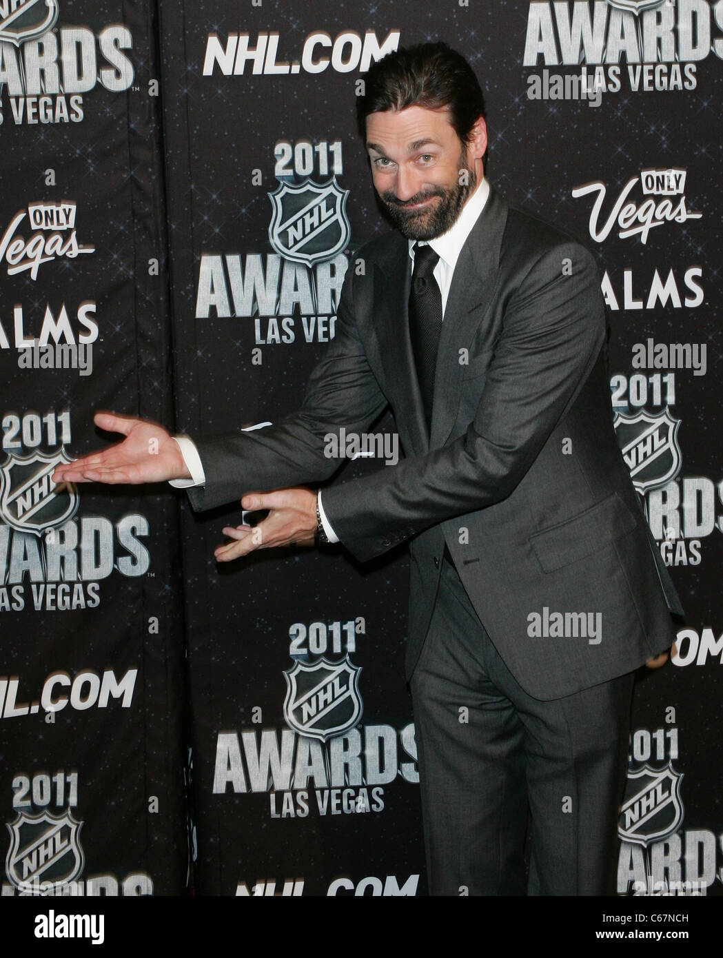 Jon Hamm au hall des arrivées pour 2011 Ligue nationale de hockey NHL AWARDS, Palms Casino Resort Hotel, Las Vegas, NV le 22 juin 2011. Photo par : James Atoa/Everett Collection Banque D'Images