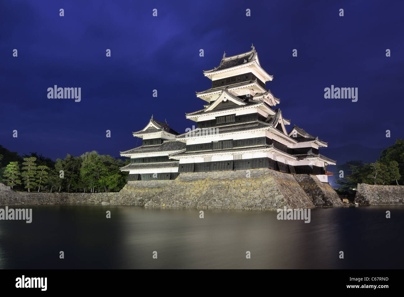 L'historique Château de Matsumoto sous un ciel rose, datant du 15ème siècle à Matsumoto, au Japon. Banque D'Images