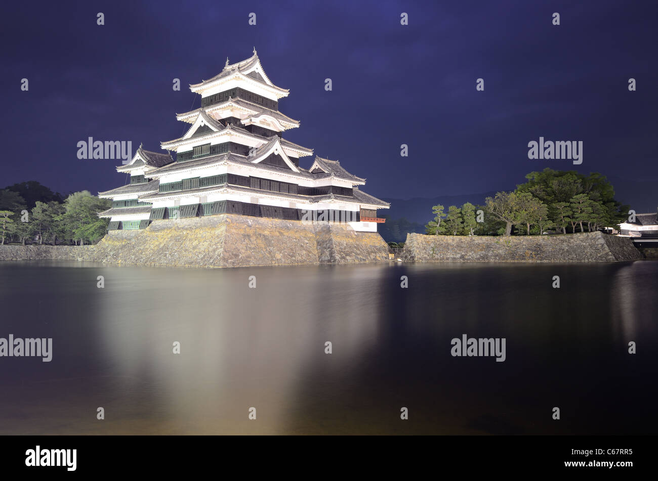 L'historique Château de Matsumoto sous un ciel rose, datant du 15ème siècle à Matsumoto, au Japon. Banque D'Images
