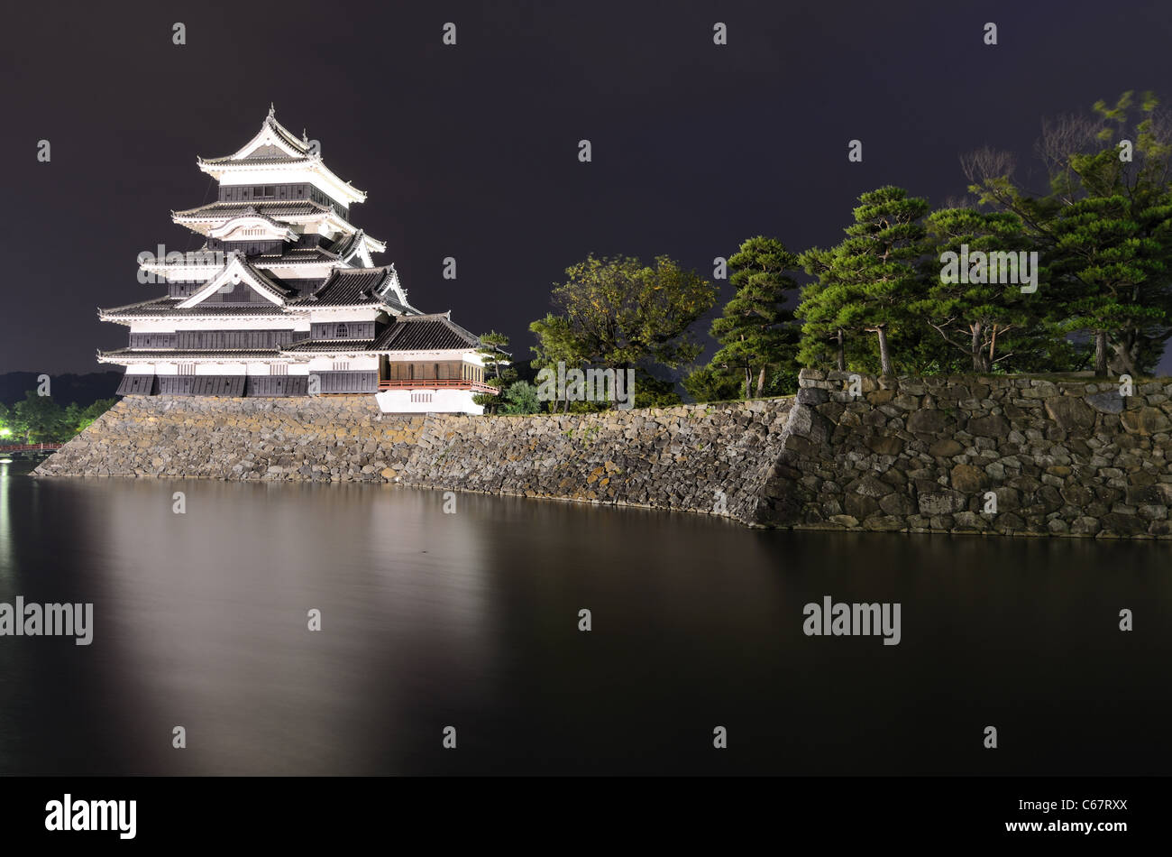 L'historique Château de Matsumoto sous un ciel rose, datant du 15ème siècle à Matsumoto, au Japon. Banque D'Images