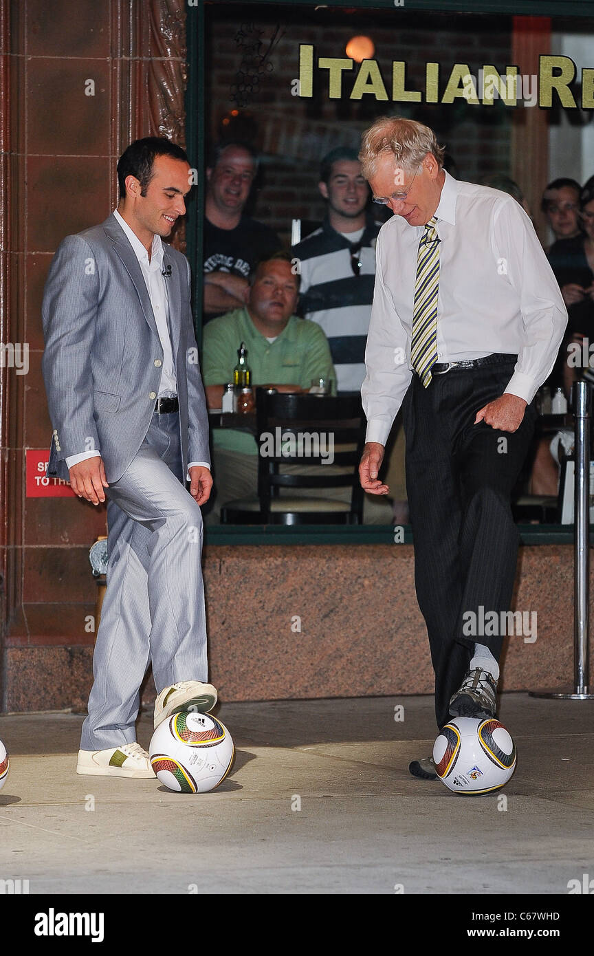 Le joueur de soccer professionnel Landon Donovan, David Letterman, effectuer sketch devant le Ed Sullivan Theater dehors et environ pour la célébrité CANDIDS - Mardi, , New York, NY Le 29 juin 2010. Photo par : Ray Tamarra/Everett Collection Banque D'Images