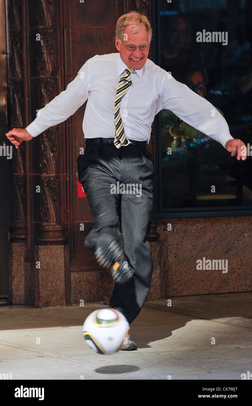 Le joueur de soccer professionnel Landon Donovan, David Letterman, effectuer sketch devant le Ed Sullivan Theater dehors et environ pour la célébrité CANDIDS - Mardi, , New York, NY Le 29 juin 2010. Photo par : Ray Tamarra/Everett Collection Banque D'Images