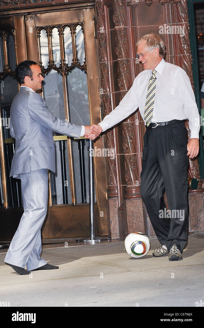 Le joueur de soccer professionnel Landon Donovan, David Letterman, effectuer sketch devant le Ed Sullivan Theater dehors et environ pour la célébrité CANDIDS - Mardi, , New York, NY Le 29 juin 2010. Photo par : Ray Tamarra/Everett Collection Banque D'Images