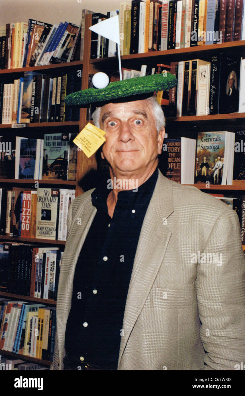 Leslie Nielsen, vers avril 1995 RÉTROSPECTIVE rétrospective pour Leslie Nielsen - signature de livre pour livre, GOLF stupide petite librairie Borders, Westbury, NY, 29 novembre 2010. Photo par : Rob riche/Everett Collection Banque D'Images