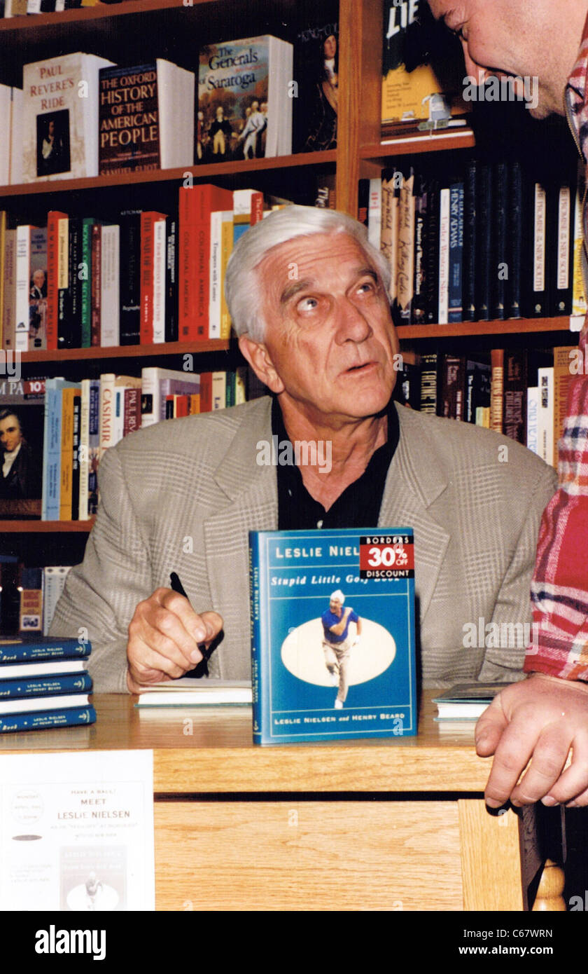 Leslie Nielsen, vers avril 1995 RÉTROSPECTIVE rétrospective pour Leslie Nielsen - signature de livre pour livre, GOLF stupide petite librairie Borders, Westbury, NY, 29 novembre 2010. Photo par : Rob riche/Everett Collection Banque D'Images