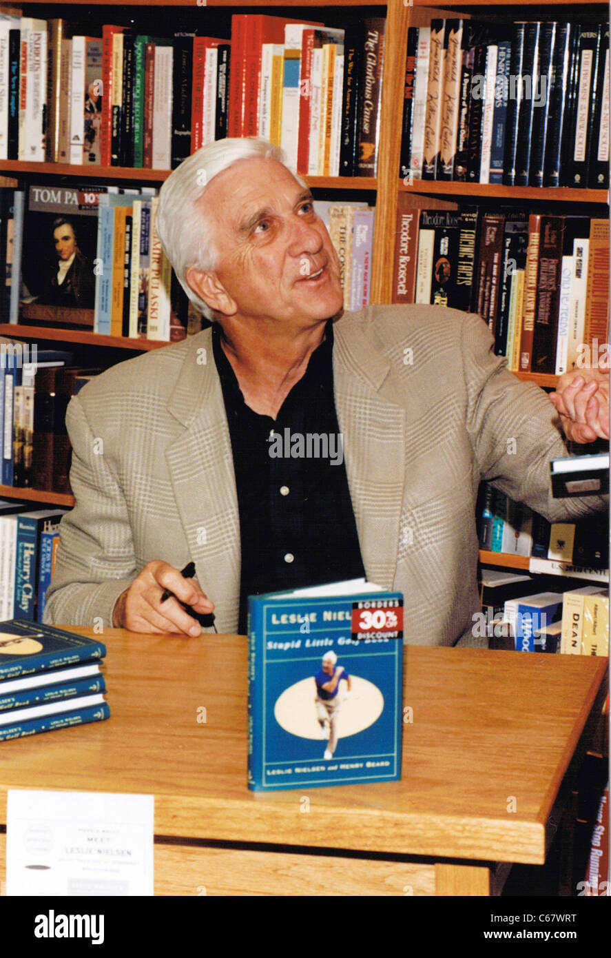 Leslie Nielsen, vers avril 1995 RÉTROSPECTIVE rétrospective pour Leslie Nielsen - signature de livre pour livre, GOLF stupide petite librairie Borders, Westbury, NY, 29 novembre 2010. Photo par : Rob riche/Everett Collection Banque D'Images