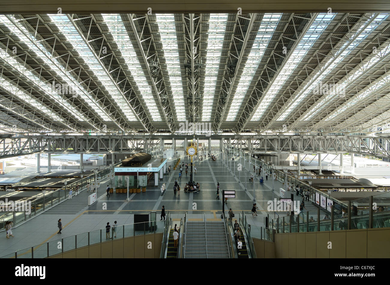 L'intérieur de la gare d'Osaka nouvellement reconstruite, à Osaka au Japon. Banque D'Images