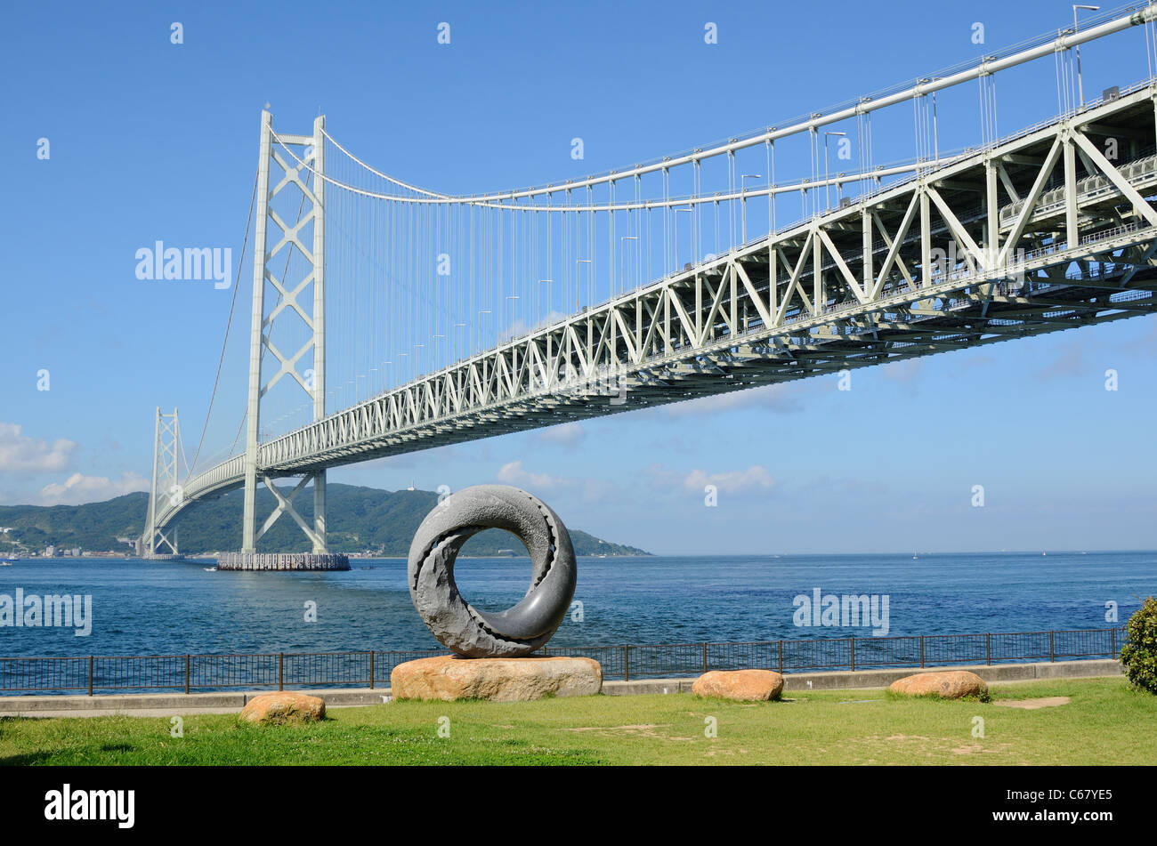 Akashi Kaikyo Bridge, aussi connu sous le nom de Pearl Bridge, est le plus long pont suspendu du monde, situé à Kobe, au Japon. Banque D'Images