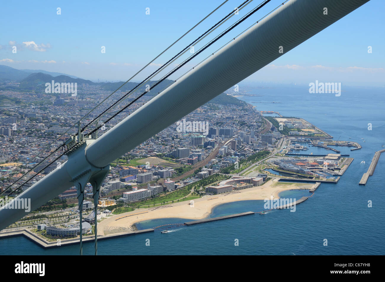 De câble Akashi Kaikyo Bridge et de la ville de Kobe, au Japon. Banque D'Images