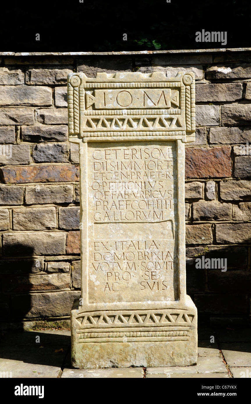 Autel Romain réplique à Jupiter à Vindolanda Open Air Museum , près de mur d'Hadrien, UK Banque D'Images