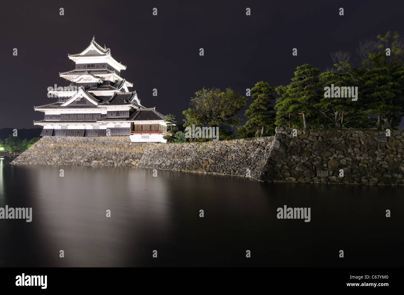 L'historique Château de Matsumoto sous un ciel rose, datant du 15ème siècle à Matsumoto, au Japon. Banque D'Images