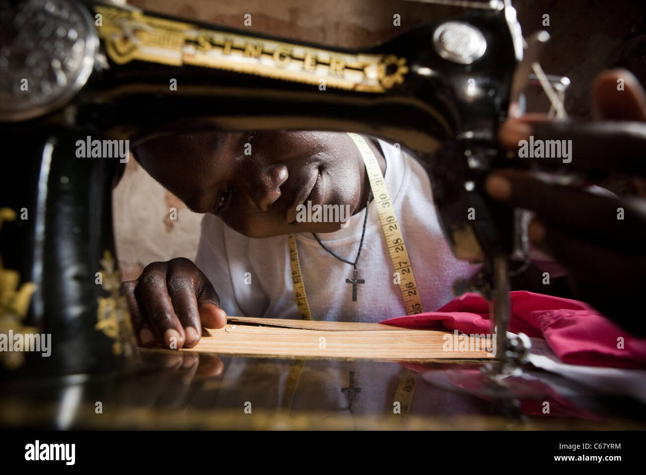 Une jeune femme apprend la couture dans une école de formation professionnelle à Amuria, Ouganda, Afrique de l'Est. Banque D'Images