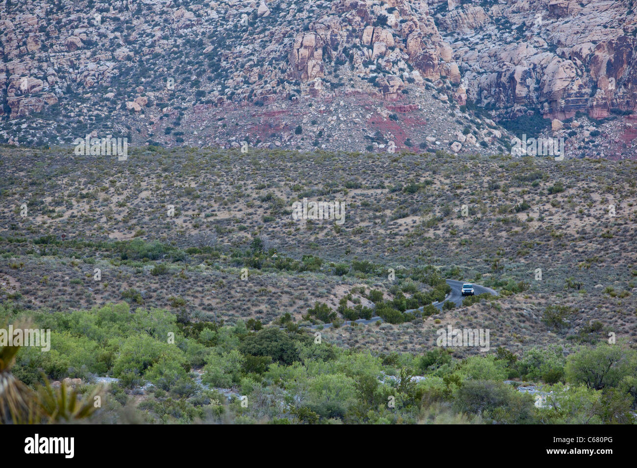 Las Vegas, Nevada - une voiture sur la route panoramique dans le Red Rock Canyon. Banque D'Images