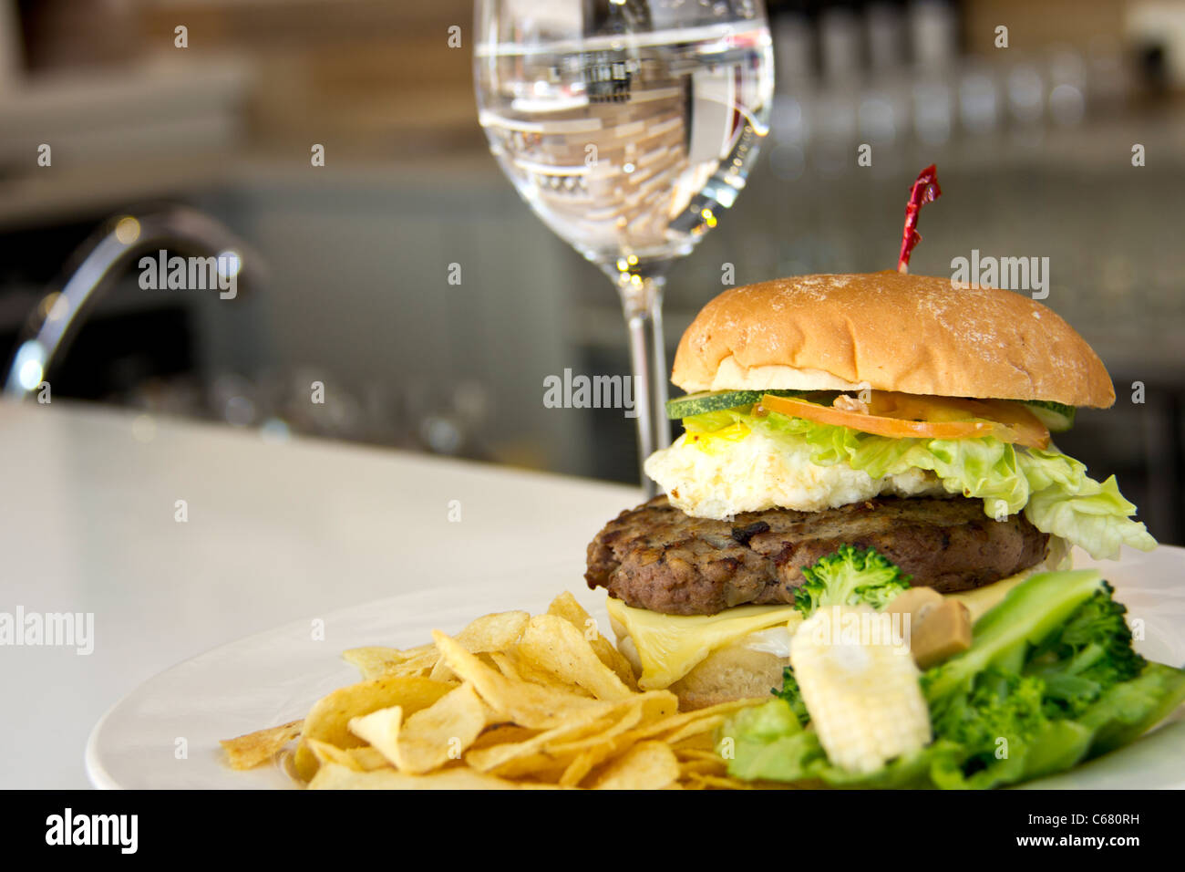Bœuf juteux avec des croustilles de pommes de terre et légumes Banque D'Images Bœuf juteux avec des croustilles de pommes de terre et légumes Banque D'Images