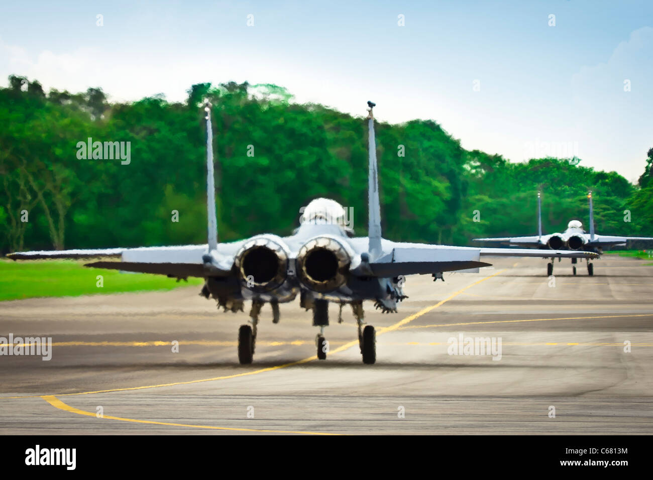 Deux avions de chasse, F15 et F16 le roulage vers le bas de la piste de décollage Banque D'Images Deux avions de chasse, F15 et F16 le roulage vers le bas de la piste de décollage Banque D'Images