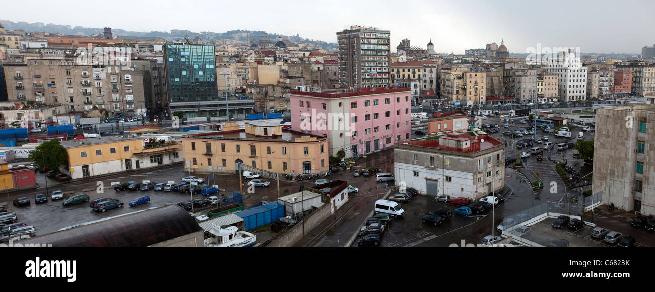 Port de Naples et le port zone industrielle près du centre-ville centre-ville de Naples, Italie. Les navires à quai. Bateau de croisière et les cargos. Banque D'Images