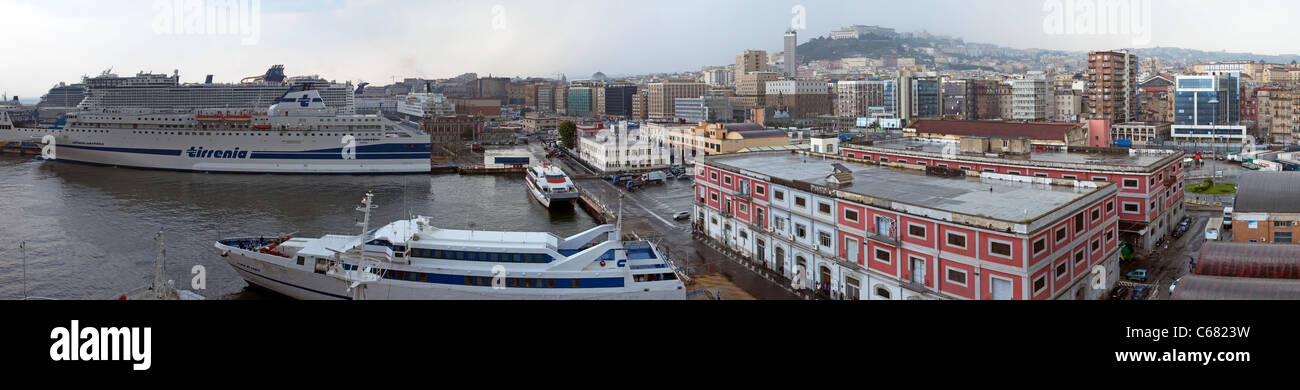 Port de Naples et le port à proximité du centre-ville centre-ville de Naples, Italie. Les navires à quai. Bateau de croisière et les cargos. Banque D'Images