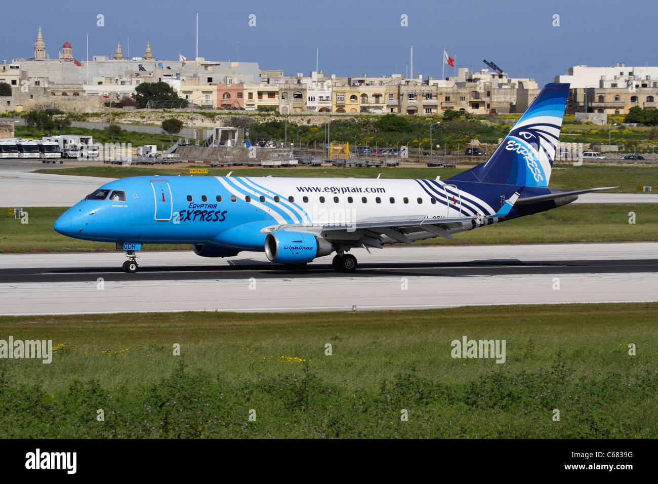EgyptAir Express Embraer 170 petit avion de ligne sur la piste en quittant Malte Banque D'Images