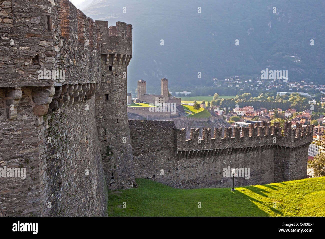 Vue du château de Montebello sur le Castel Grande, Bellinzona Banque D'Images