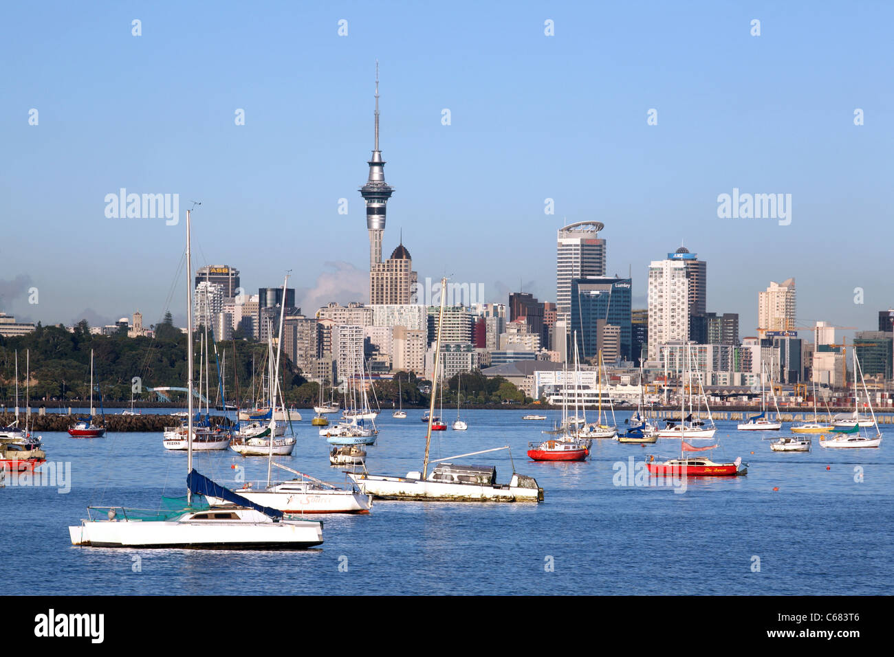 Bateaux amarrés dans Okahu Bay avec le centre-ville et la Sky Tower, à l'arrière-plan. Auckland, île du Nord, Nouvelle-Zélande, Australie Banque D'Images