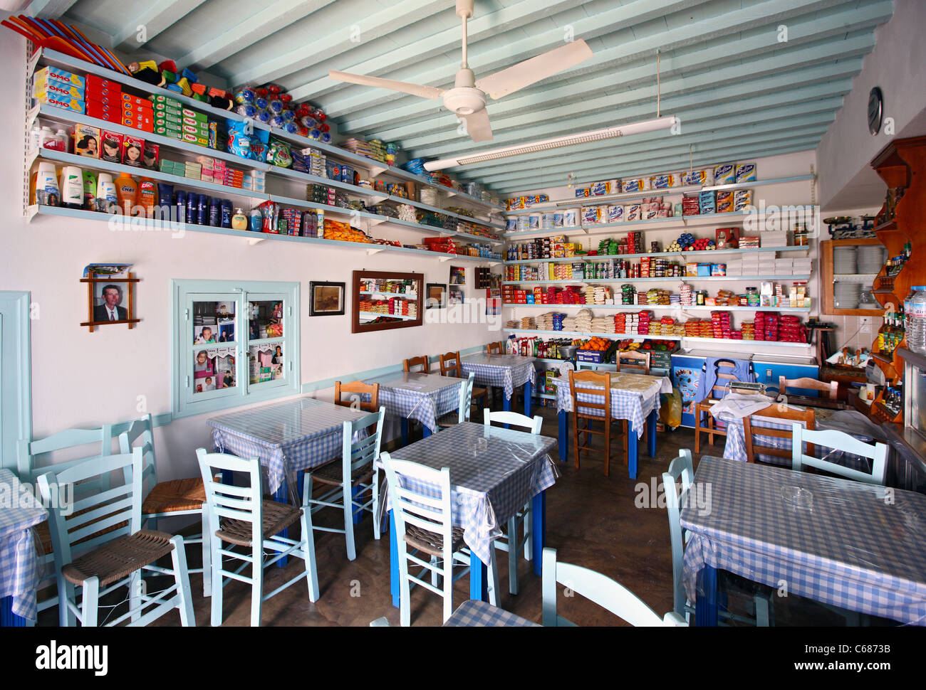 Un tout-en-un shop (épicerie, mini-marché, un café, une taverne) typique des villages grecs à distance, dans le village d'Ano Mera, Folegandros. Banque D'Images